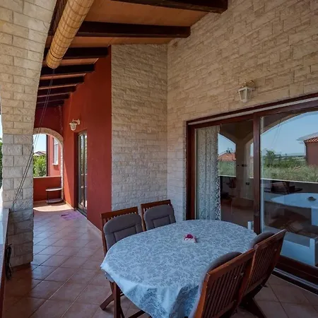 Iva House With Appartamento Umago